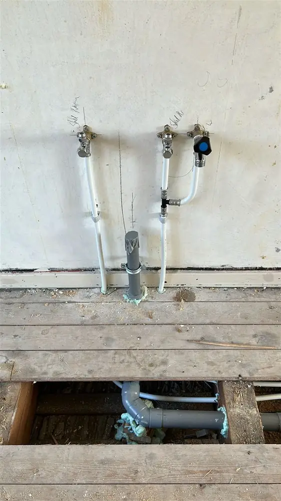 Leidingwerk voor keukeninstallatie aangelegd